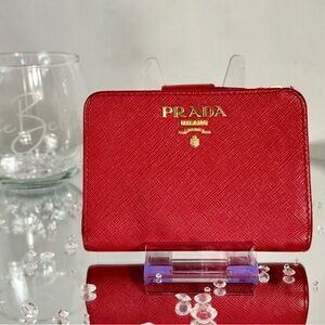 PRADA‎ Saffiano Bifold Wallet  EUC no callouts